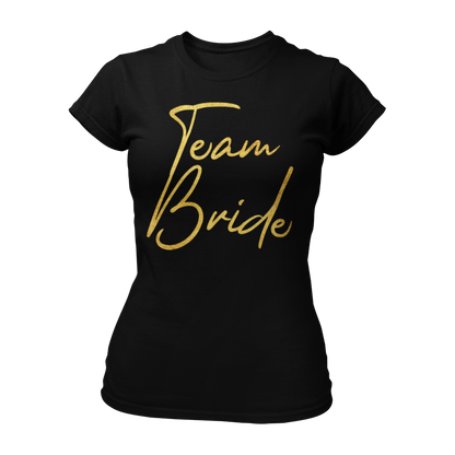 Damen T-Shirt "Team Bride Gold & Heartless" im Bachelorette-Style mit markanter goldener Aufschrift. Das modisch geschnittene Shirt ist ideal für enge Freunde und Verwandte der Braut, perfekt kombinierbar mit einem speziellen Braut-T-Shirt für den Junggesellinnenabschied. Schlichte Farben und ein künstlerisches Design machen es zu einem tollen Accessoire für eure Party.