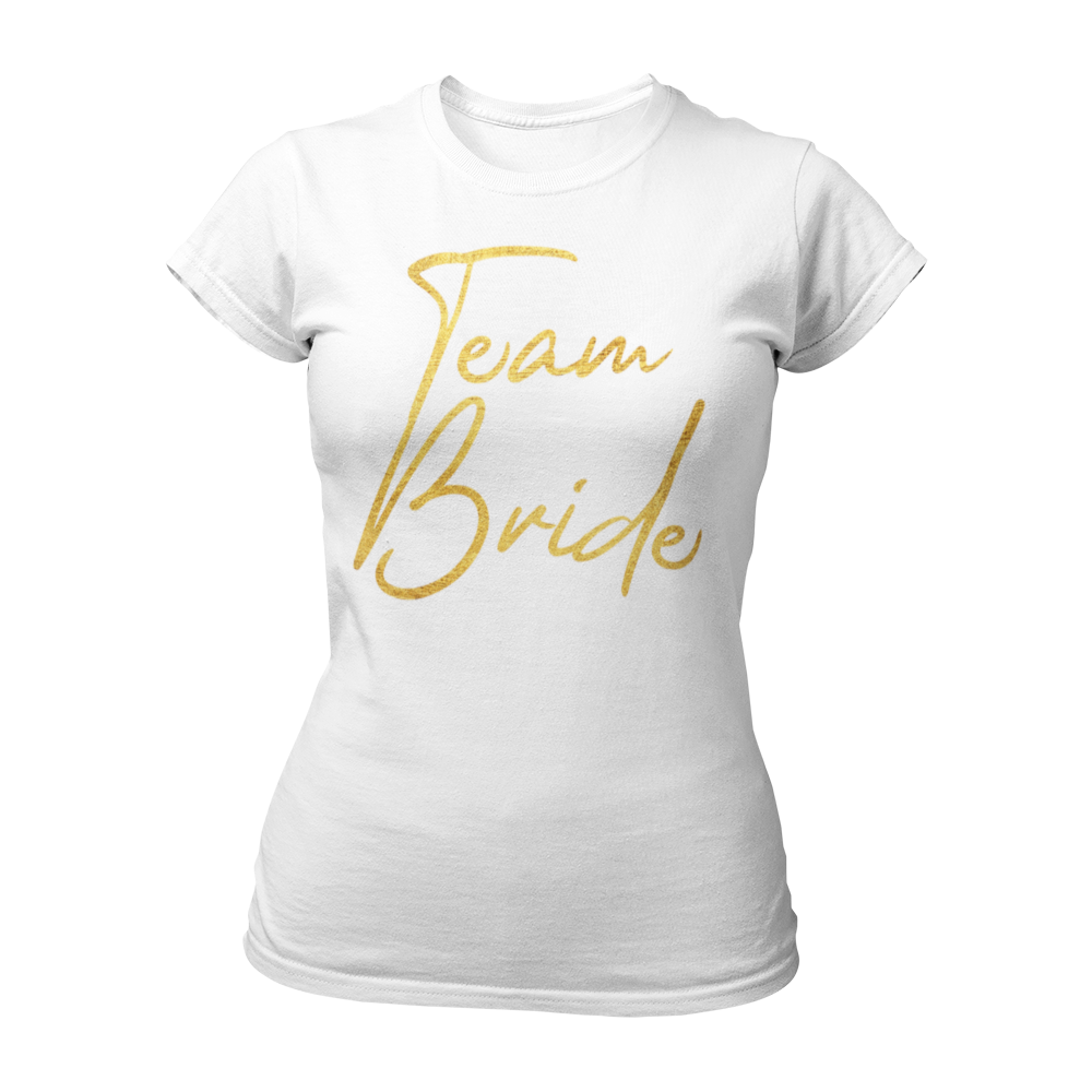 Damen T-Shirt "Team Bride Gold & Heartless" im Bachelorette-Style mit markanter goldener Aufschrift. Das modisch geschnittene Shirt ist ideal für enge Freunde und Verwandte der Braut, perfekt kombinierbar mit einem speziellen Braut-T-Shirt für den Junggesellinnenabschied. Schlichte Farben und ein künstlerisches Design machen es zu einem tollen Accessoire für eure Party.