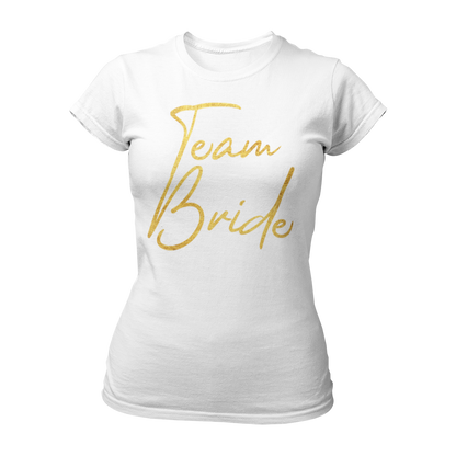 Damen T-Shirt "Team Bride Gold & Heartless" im Bachelorette-Style mit markanter goldener Aufschrift. Das modisch geschnittene Shirt ist ideal für enge Freunde und Verwandte der Braut, perfekt kombinierbar mit einem speziellen Braut-T-Shirt für den Junggesellinnenabschied. Schlichte Farben und ein künstlerisches Design machen es zu einem tollen Accessoire für eure Party.