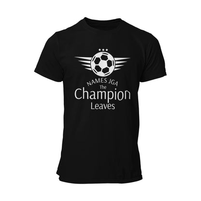 Das JGA T-Shirt "The Champion Leaves" feiert den Junggesellenabschied eines Fußballfans mit einem dynamischen Design und dem Spruch "Der Champion verlässt". Hergestellt aus hochwertiger Baumwolle, bietet es Komfort und Stil. Dieses Shirt ist nicht nur ein Kleidungsstück, sondern ein Statement für den nächsten Lebensabschnitt. Zeigt allen, dass der Junggeselle bereit ist, die Ehe mit Bravour zu meistern!