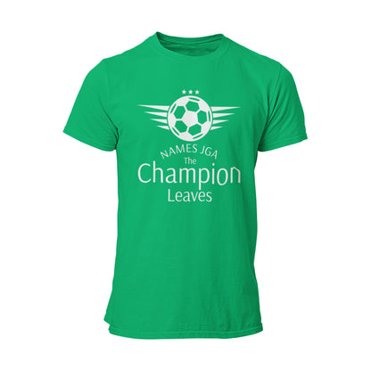 Das JGA T-Shirt "The Champion Leaves" feiert den Junggesellenabschied eines Fußballfans mit einem dynamischen Design und dem Spruch "Der Champion verlässt". Hergestellt aus hochwertiger Baumwolle, bietet es Komfort und Stil. Dieses Shirt ist nicht nur ein Kleidungsstück, sondern ein Statement für den nächsten Lebensabschnitt. Zeigt allen, dass der Junggeselle bereit ist, die Ehe mit Bravour zu meistern!