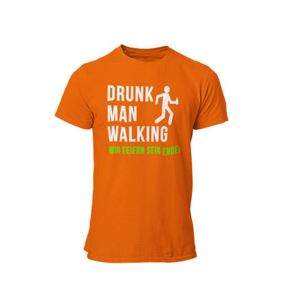 JGA T-Shirt 'Drunk Man Walking – Wir Feiern Sein Ende!' mit einem humorvollen Design, das den letzten feucht-fröhlichen Gang des Junggesellen symbolisiert. Das Shirt zeigt eine lustige Grafik eines torkelnden Mannes und ist in verschiedenen Farben erhältlich, sodass für jeden Geschmack etwas dabei ist. Ideal für die Freunde des Bräutigams, um gemeinsam das Ende seiner Freiheit gebührend zu feiern und eine unvergessliche Abschiedsparty zu erleben!