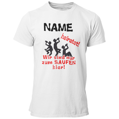 Individualisierbares JGA Herrenshirt mit trinkenden Figuren und dem Spruch 'Wir sind nur zum Saufen hier!'. Integrierter Name des Bräutigams, perfekt für den Junggesellenabschied